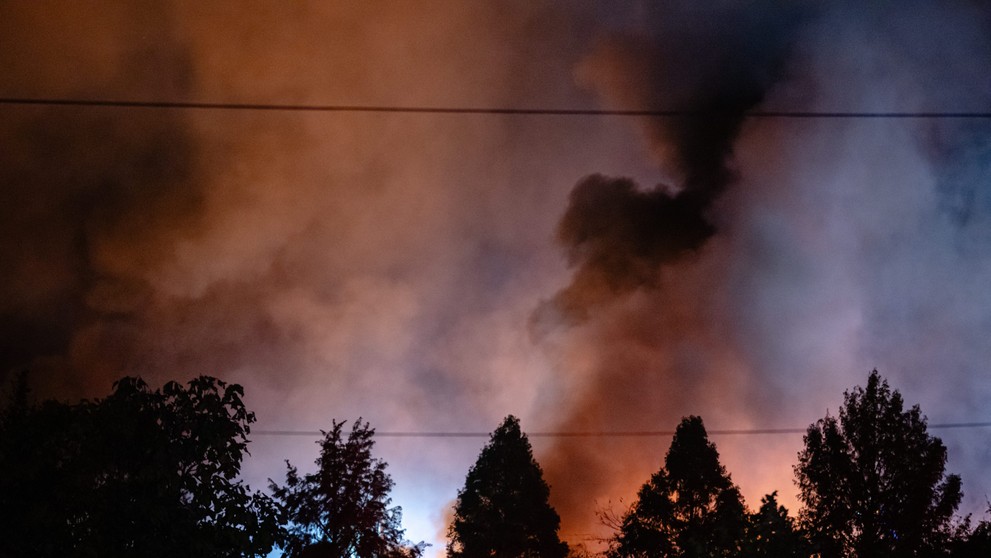 V blízkosti medzinárodného letiska v meste Louisville v americkom štáte Kentucky sa v utorok zrútilo lietadlo spoločnosti UPS