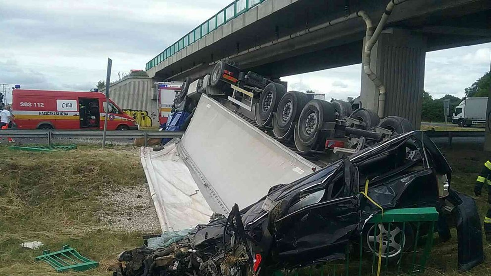 Pri tragickej dopravnej nehode na obchvate Trnavy zahynul starší vodič. Jeho auto z mosta ho zmietol kamión, ktorý náhle prešiel do protismeru.