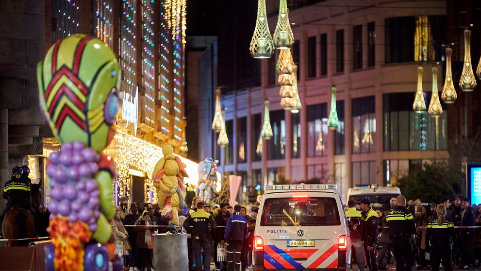 Zákazníci opúšťajú nákupné centrum v holandskom Haagu po útoku nožom.