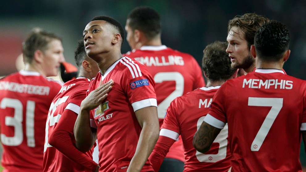 Na snímke hráč United Anthony Martial (vľavo vpredu) oslavuje so spoluhráčni otvárací gól