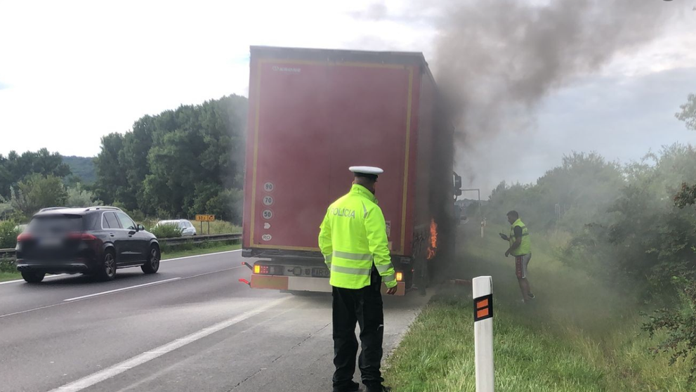 Horiaci kamión na D2.