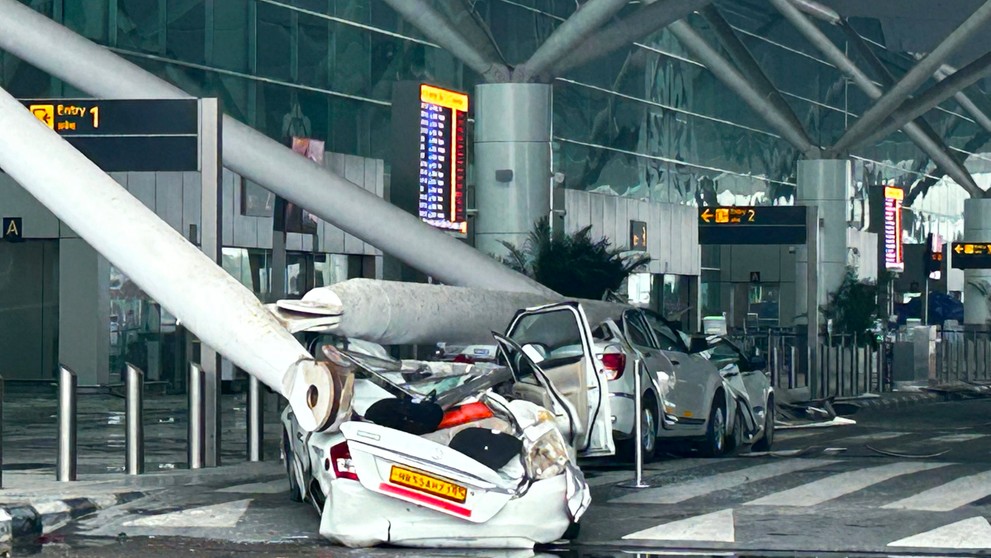 Na letisku v Naí Dillí sa zrútila časť strechy.