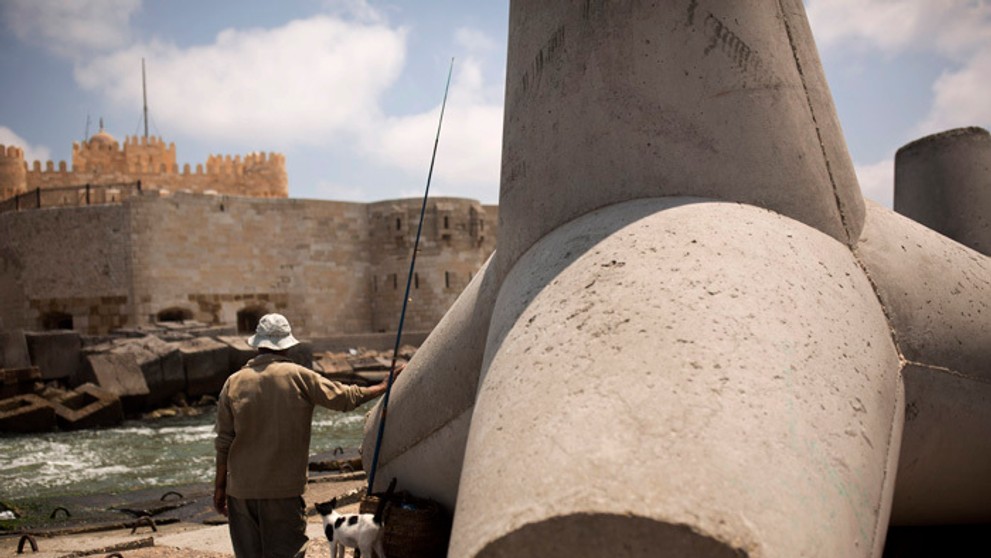 Na snímke betónové bariéry pred citadelou v Alexandrii. 