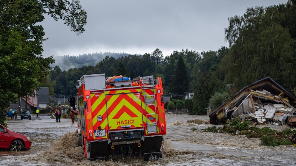 Voda v Jeseníku strháva domy.