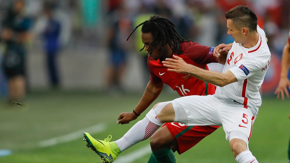 Poľský futbalista Krzysztof Maczynski (vpravo) a Portugalčan Renato Sanches bojujú o loptu vo štvrťfinále ME.