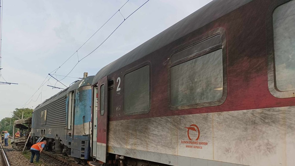 Vlak po zrážke s autobusom