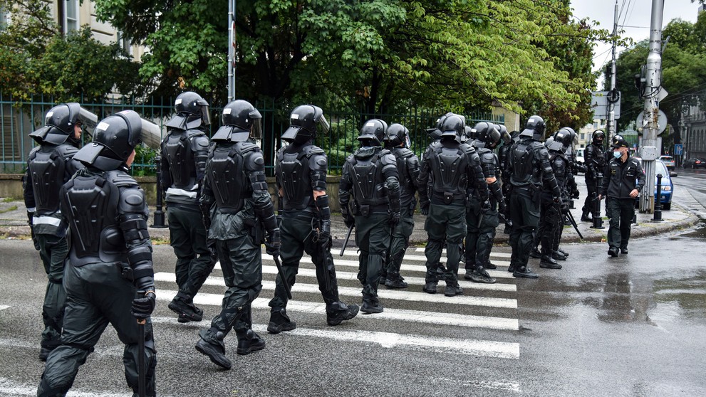 Nastúpení ťažkoodenci na Hodžovom námestí.