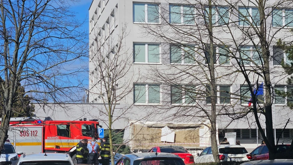 V Komárne sa zrútila časť strechy budovy klientskeho centra