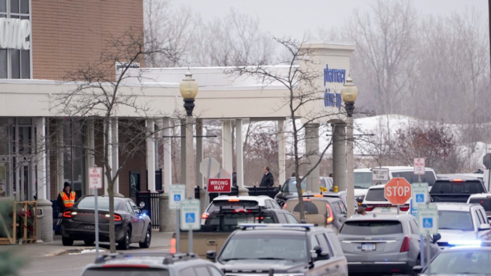 Parkovisko pred obchodným domom Meijer v obci Oxford, kde sa strieľalo na strednej škole.