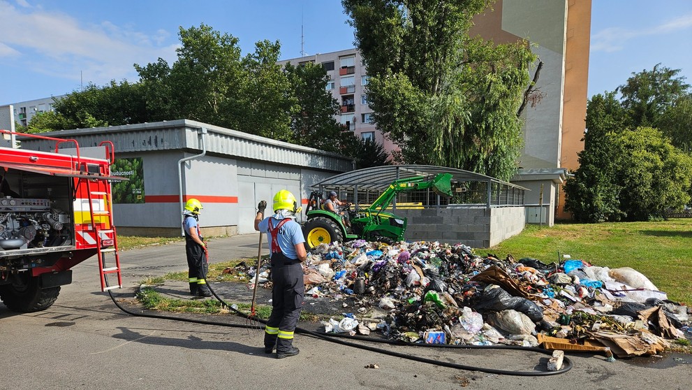 Požiar odpadu.