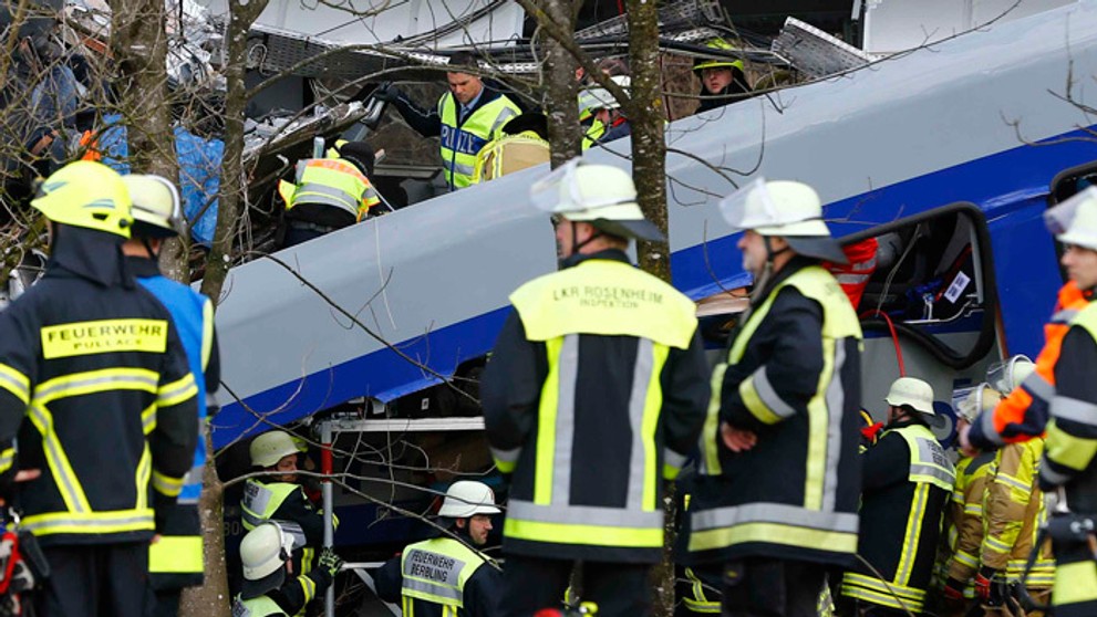 Záchranári pred súpravou zrazených dvoch vlakov v nemeckom Bad Aiblingu.