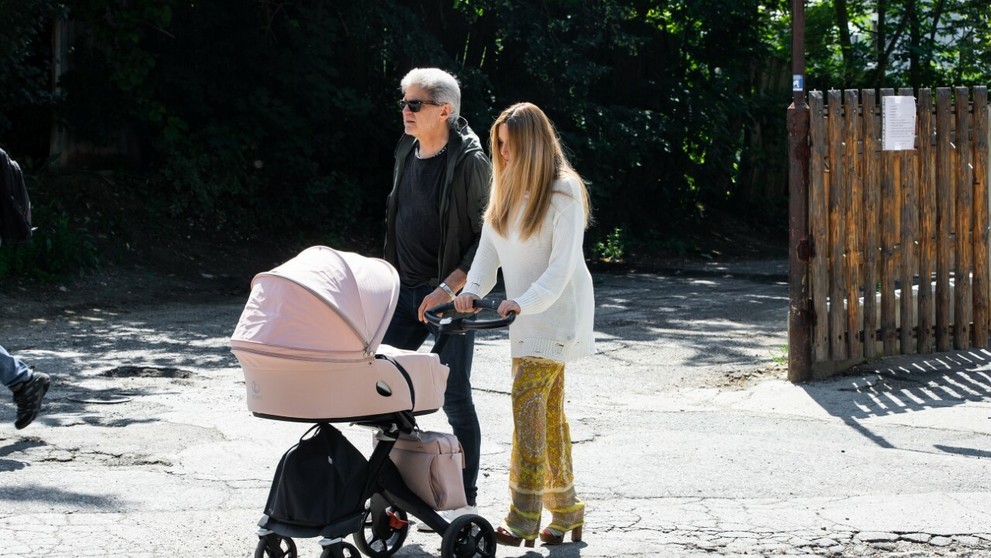 Erika s manželom Števom a dcérkou Ellou na prvej prechádzke