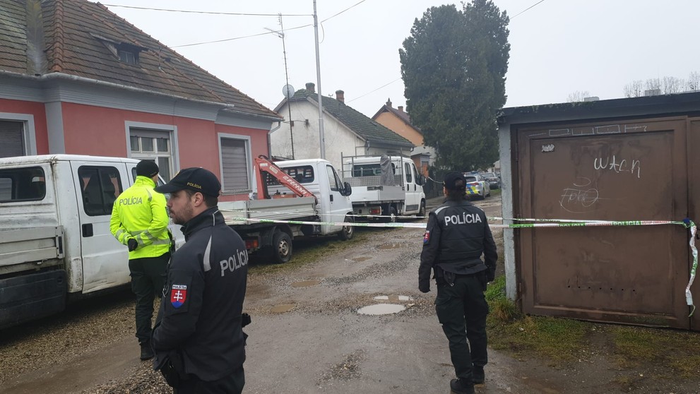 V byte v Leviciach našli dve mŕtve telá