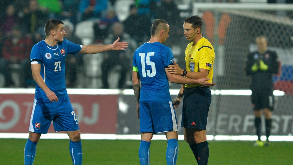 Matúš Bero (vľavo) a kapitán Adam Zreľák v diskusii s rozhodcom Sandrom Scharerom.