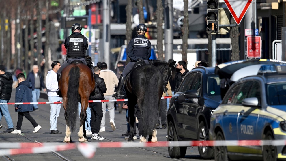 Príslušníci jazdnej polície zasahujú v centre západonemeckého mesta Mannheim.