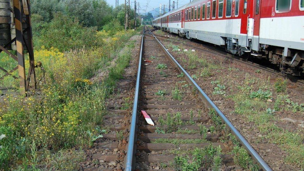 Kamión sa zasekol medzi závorami, oproti sa vyrútil rýchlik 