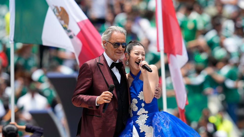 Hviezdou otváracieho ceremoniálu bol aj Andrea Bocelli.