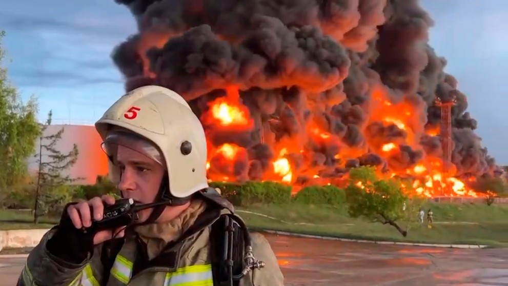 Útok dronom na palivové nádrže v Sevastopole.