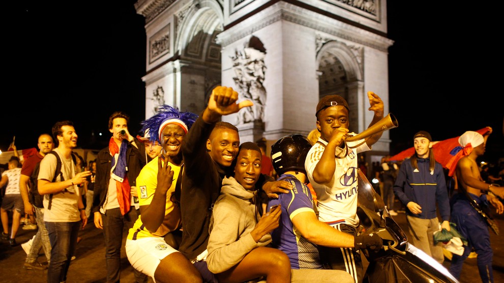 Nadšení priaznivci Francúzska po postupe reprezentácie do finále MS 2018.