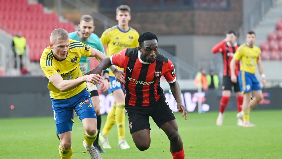 Vpravo hráč Trnavy Philip Azango a hráč Michaloviec Lukáš Šimko bojujú o loptu v 18. kole Niké ligy.