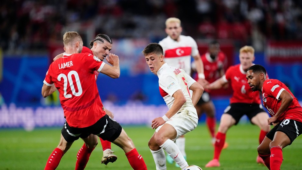 Arda Guler obkľúčený futbalistami Rakúska.