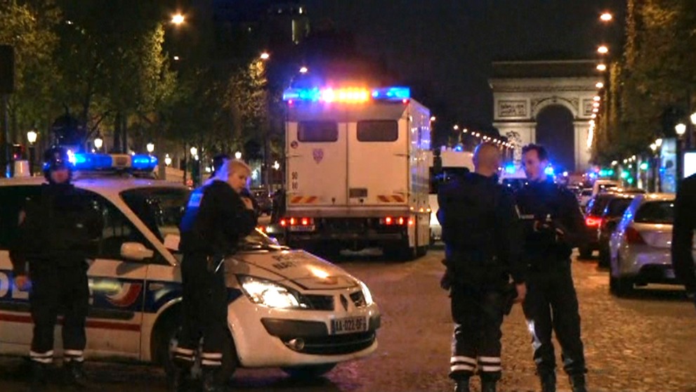 Na snímke z videa policajti hliadkujú na bulvári Champs-Élysées v centre Paríža, kde došlo k streľbe.