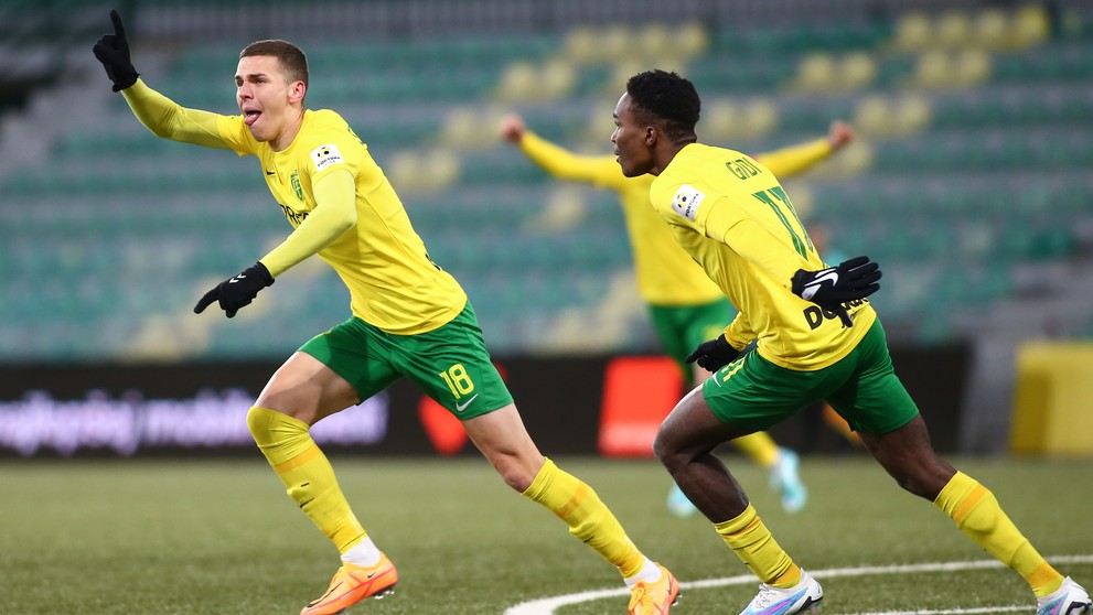 Gólová radosť hráčov Žiliny, zľava Andrej Stojčevski a Samuel Gidi v zápase 21. kola Fortuna ligy proti Ružomberku.