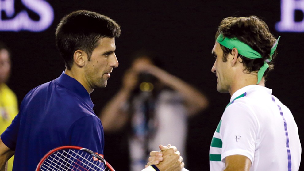 Roger Federer gratuluje Novakovi Djokovičovi po postupe do finále Australian Open.