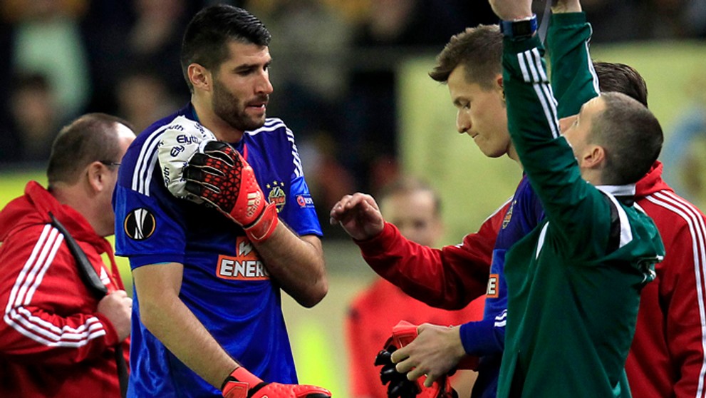 Reprezentačný brankár a klubu Rapid Viedeň  Ján Novota si drží poranené rameno.