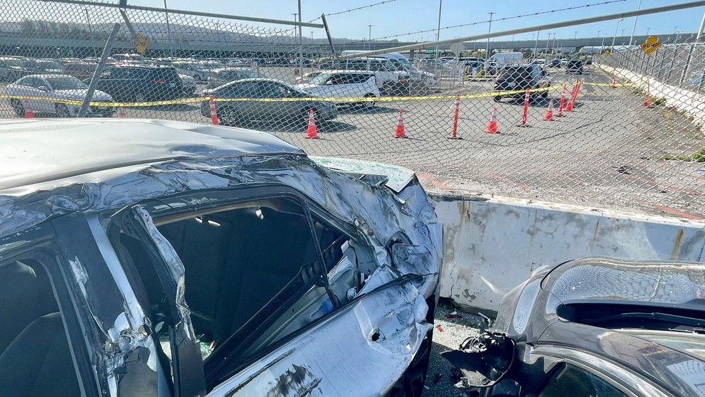 Koleso dopadlo na parkovisko pre zamestnancov na Medzinárodnom letisku v San Franciscu, kde poškodilo jedno z áut, prerazilo plot a zastavilo sa na susednom parkovisku.