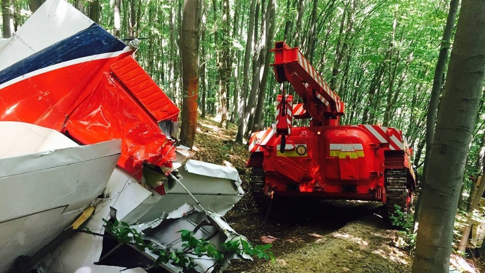 Vrak druhého lietadla odpratávajú deň po nešťastí.