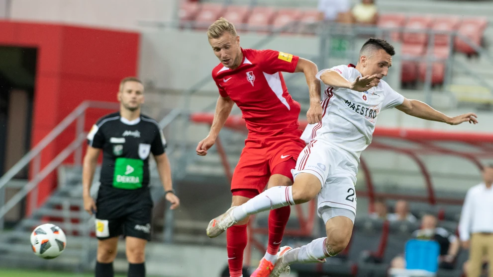 Zľava Ondřej Machuča (Sereď) a Timotej Múdry (Ružomberok) v zápase Fortuna ligy.
