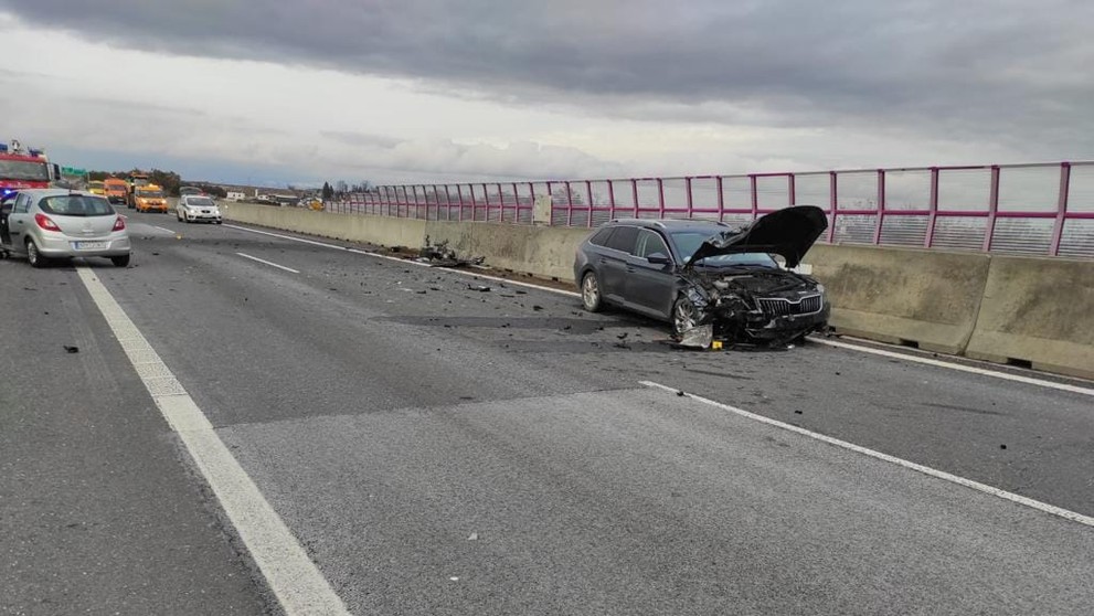 Na diaľnici pod Tatrami sa zrazili dve autá, jedného z vodičov prevážal vrtuľník
