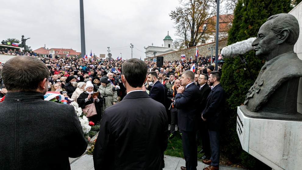 Predstavitelia strany Smer-SD prišli položiť veniec k buste Alexandra Dubčeka pred Národnou radou SR.