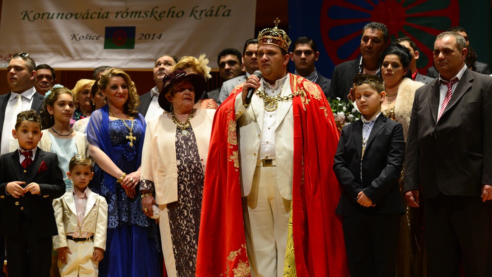 Rómsky kráľ Róbert Botoš pri korunovácii v roku 2014