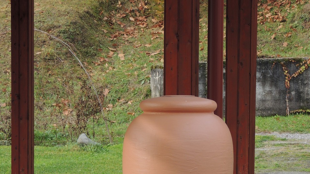 Na snímke jedna z amfor na dažďovú vodu v okolí základnej školy v Župkove