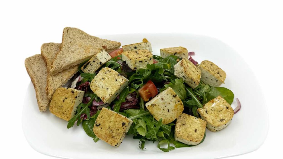 Toskánske tofu so zeleninovým šalátom