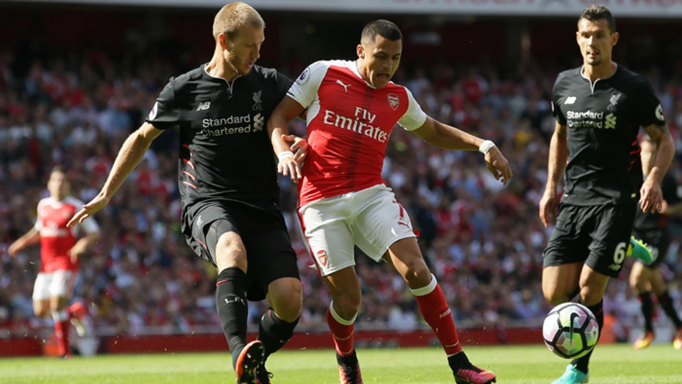 Vpravo Alexis Sanchez (Arsenal) a Ragnar Klavan (Liverpool).