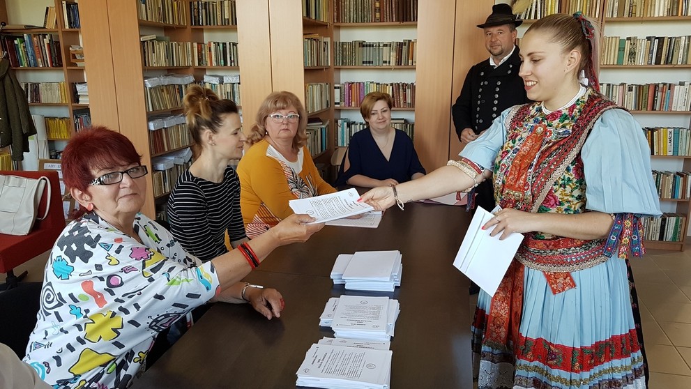 Zuzana Čaputová vo volebnej miestnosti.