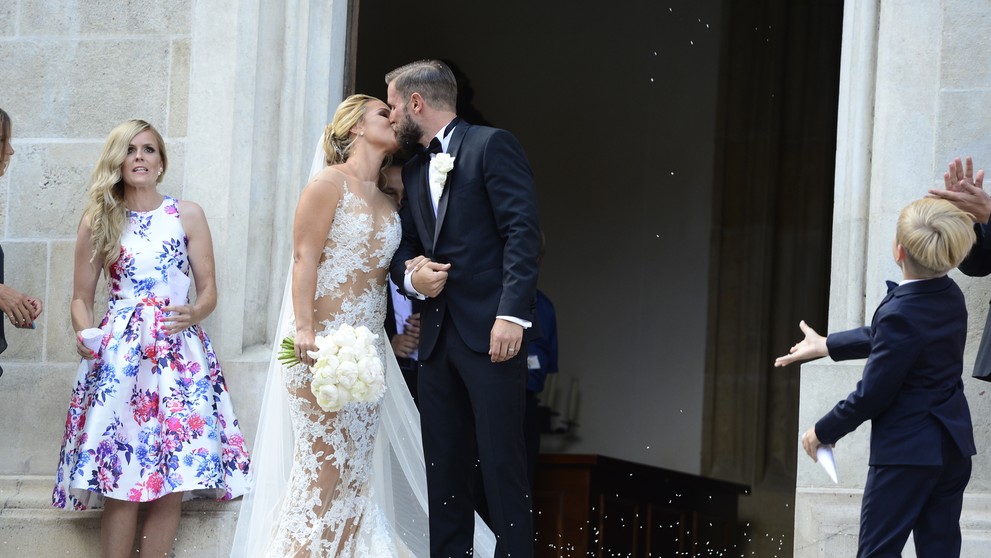 Novomanželský bozk