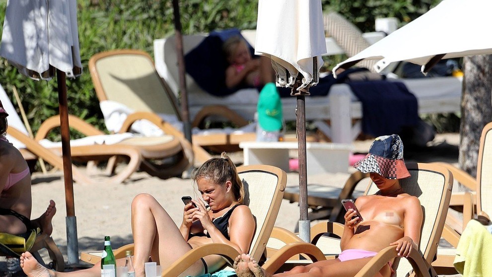 Lady Amelia Windsor hore bez na pláži.