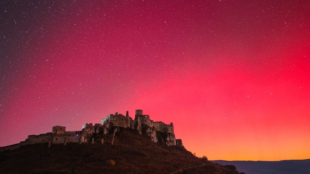 Polárna žiara nad Spišským hradom. Ilustračná snímka.