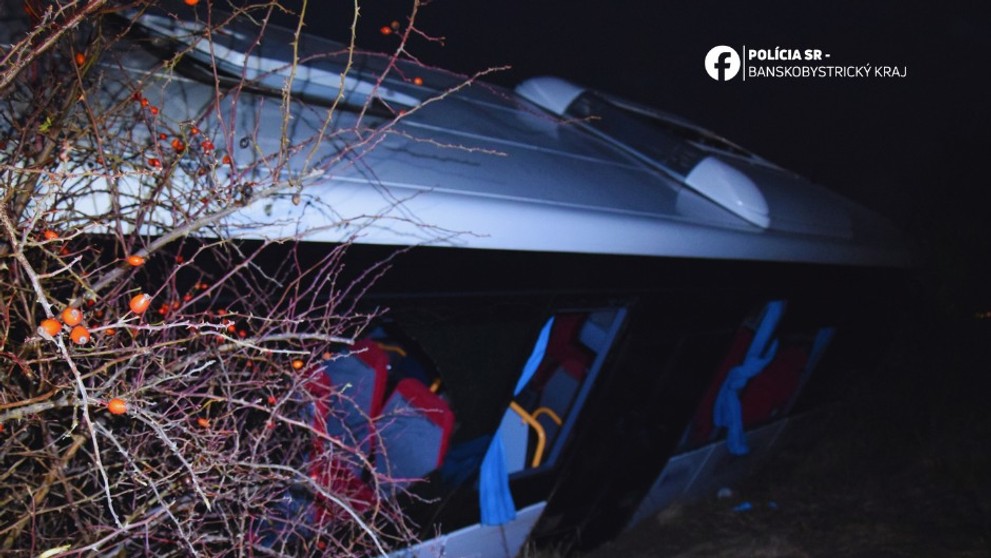 Autobus skončil v priekope