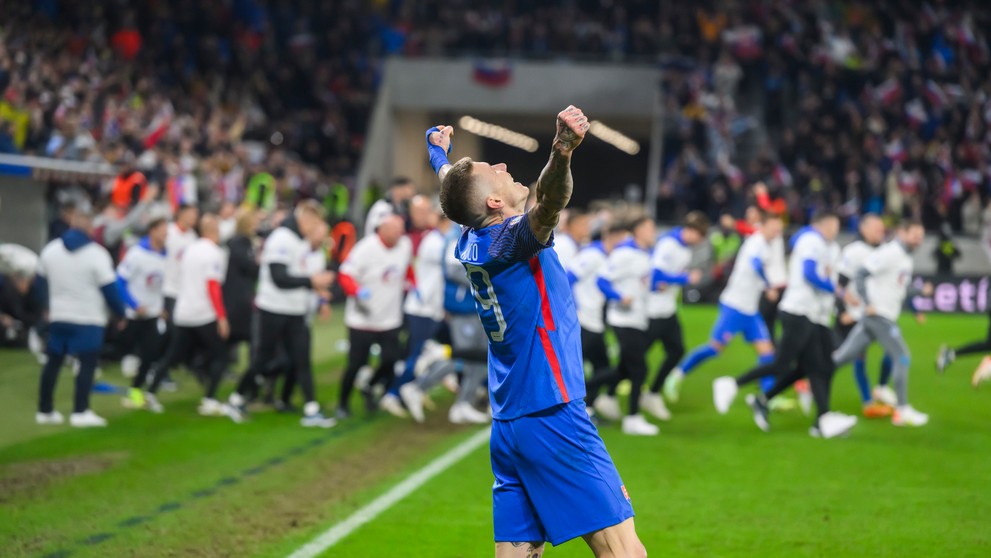 Juraj Kucka (Slovensko) oslavuje postup na ME 2024 po zápase s Islandom.