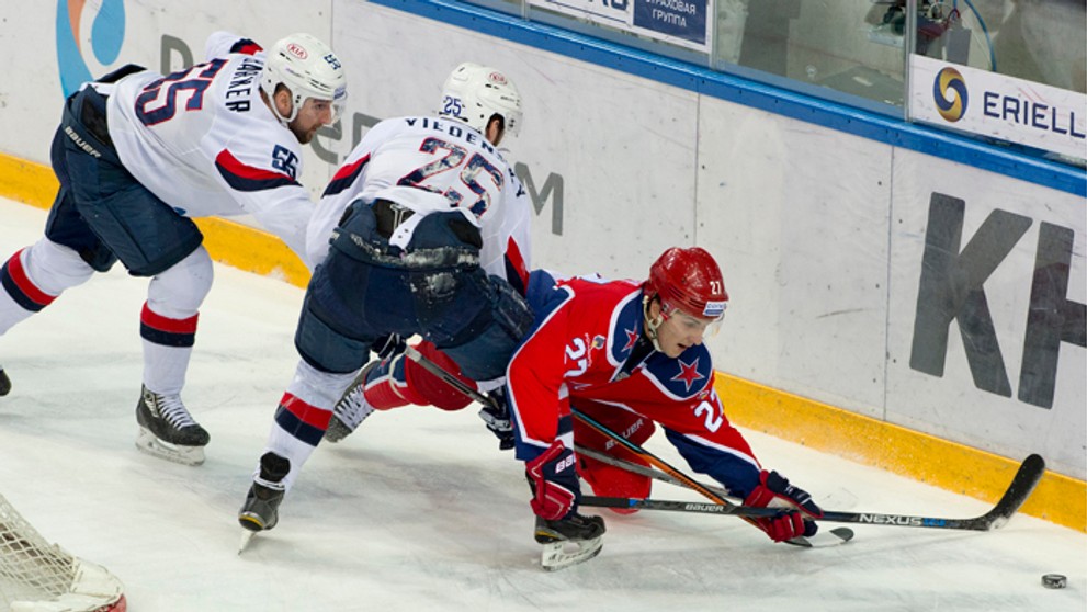 Zľava Kim Barker, Marek Viedenský (obaja Slovan) a Kirill Petrov (CSKA) počas druhého stretnutia 1. kola play off KHL.