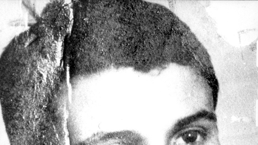 Fotografia Jana Palacha vo výklade obchodu v Prahe.