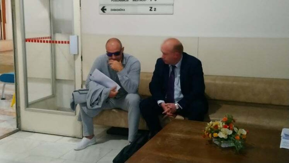 Norbert Bödör s advokátmi Adriánom Kucekom a Eugenom Cimmermannom.