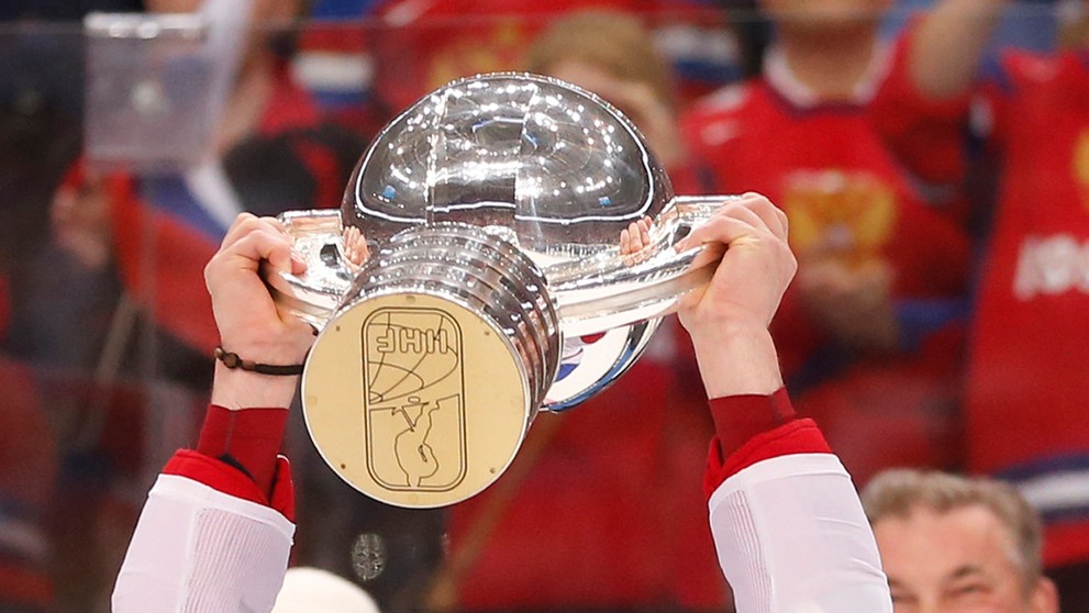 Kapitán Ovečkin s pohárom nad hlavou.