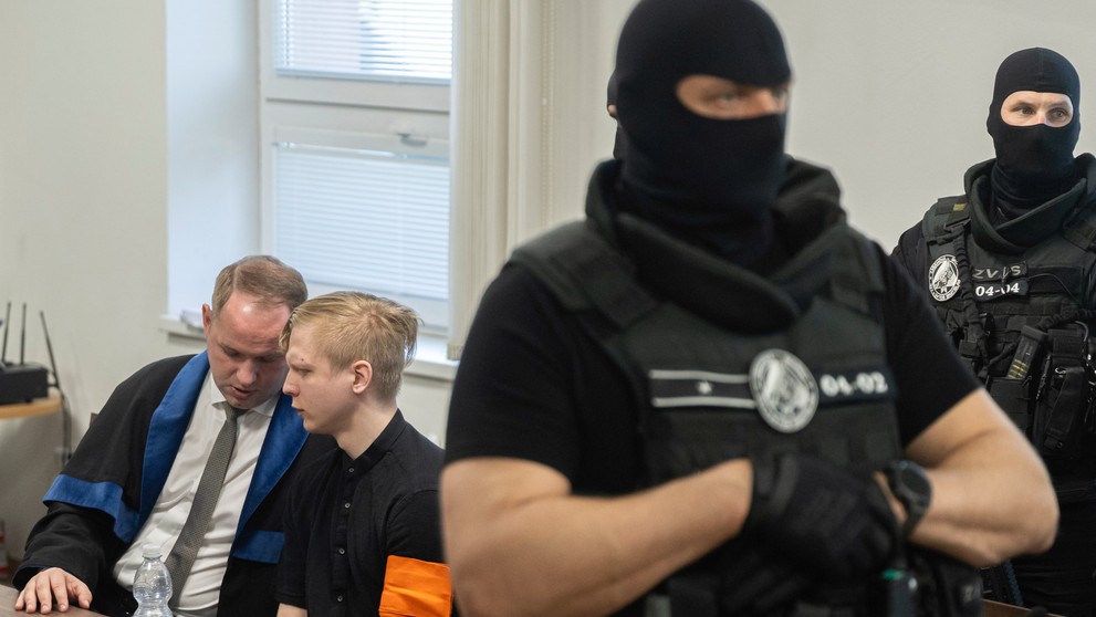 Na snímke obžalovaný Samuel S. sedí v súdnej sieni počas pojednávania vo veci vlaňajšieho útoku nožom na gymnáziu v Spišskej Starej Vsi na Špecializovanom trestnom súde