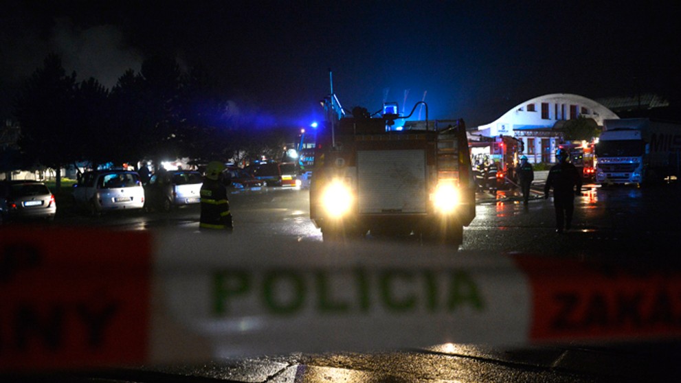 Hasiči likvidujú požiar výrobnej haly v Považskej Bystrici